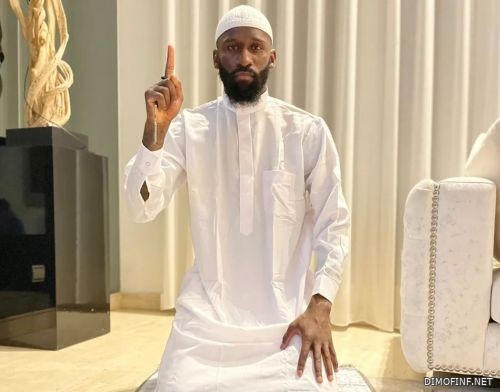 اللاعب الألماني أنطونيو روديجر :* - يشتهر المدافع الدولى الألماني بالتزامه بتعاليم الإسلام، ودائما يشارك محبيه صورا من أدائه الفروض - *جماهير ريال مدريد يحتفون بسجود روديغر لأول مرة *